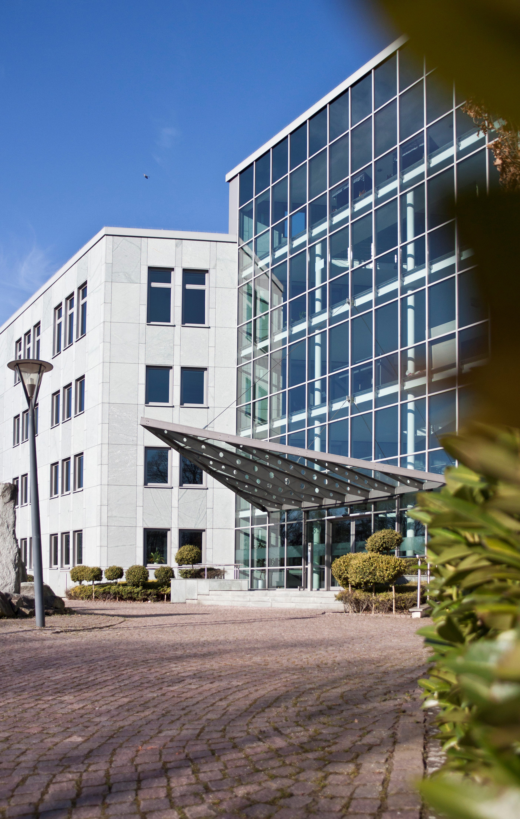 Neues Gebäude - Gesamtansicht Eingang