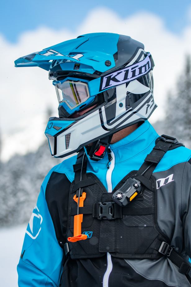 Klim blauer Helm in winterlicher Landschaft