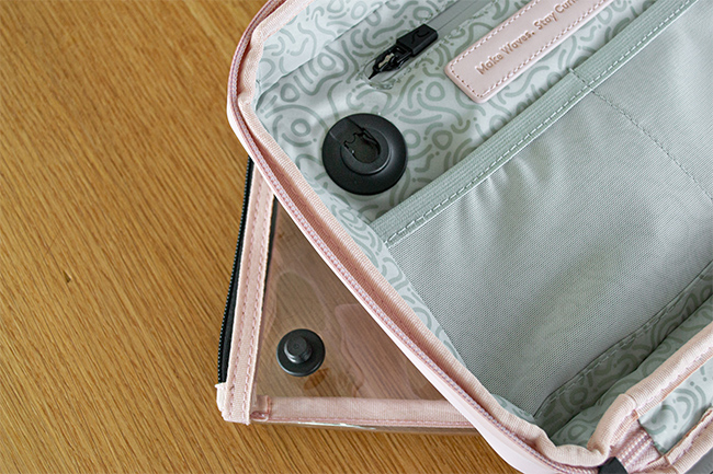 Application SNAP magnetic fasteners on detached liquid bag