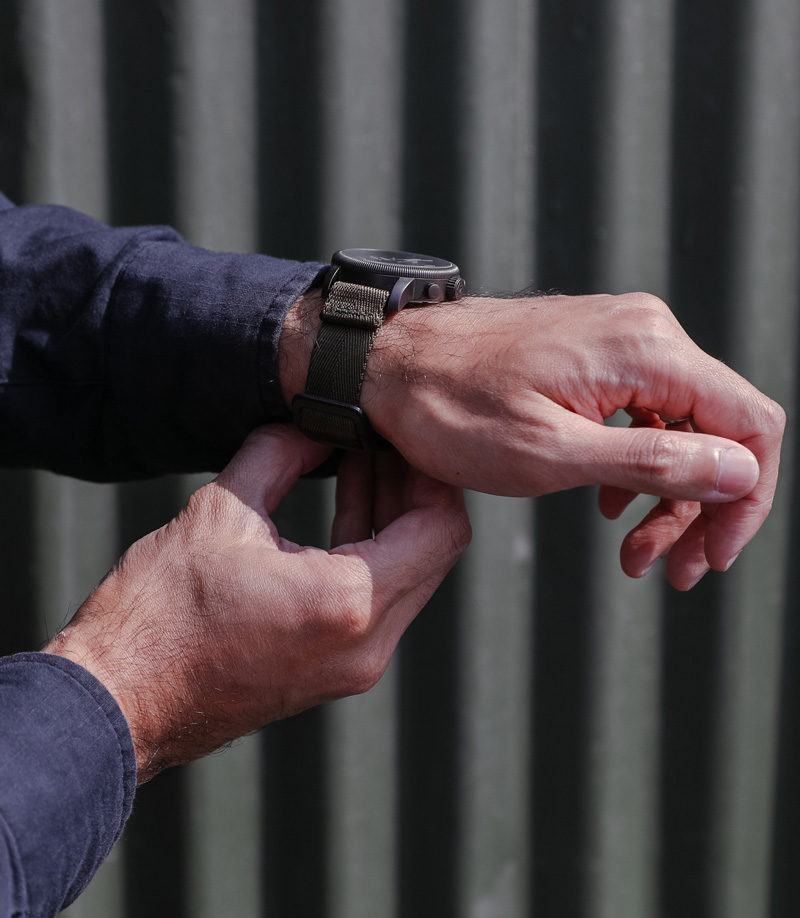 Model opening watch strap single-handed