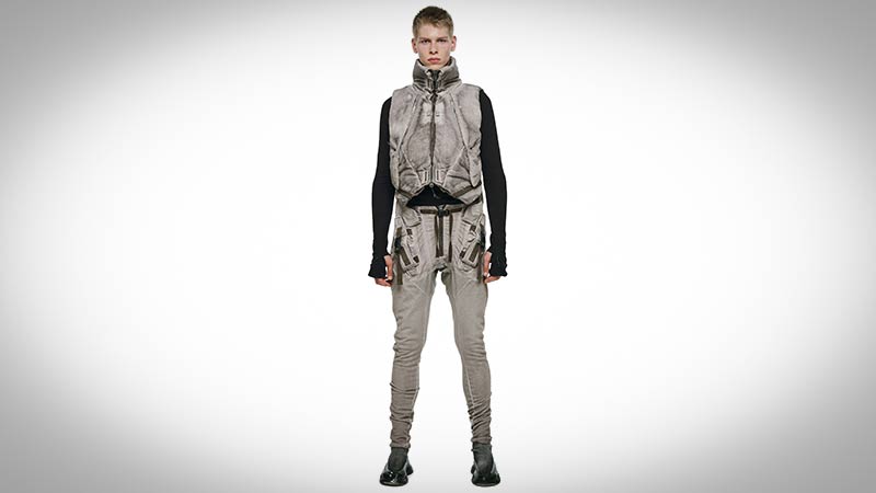 Model wearing outfit with atheist tights as introduction of HAMCUS' applications