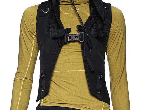 focus on V-BUCKLE 40 LL black flap applied to the Vest
