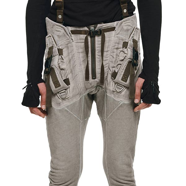 close-up of the V-BUCKLEs use don the pants by HAMCUS