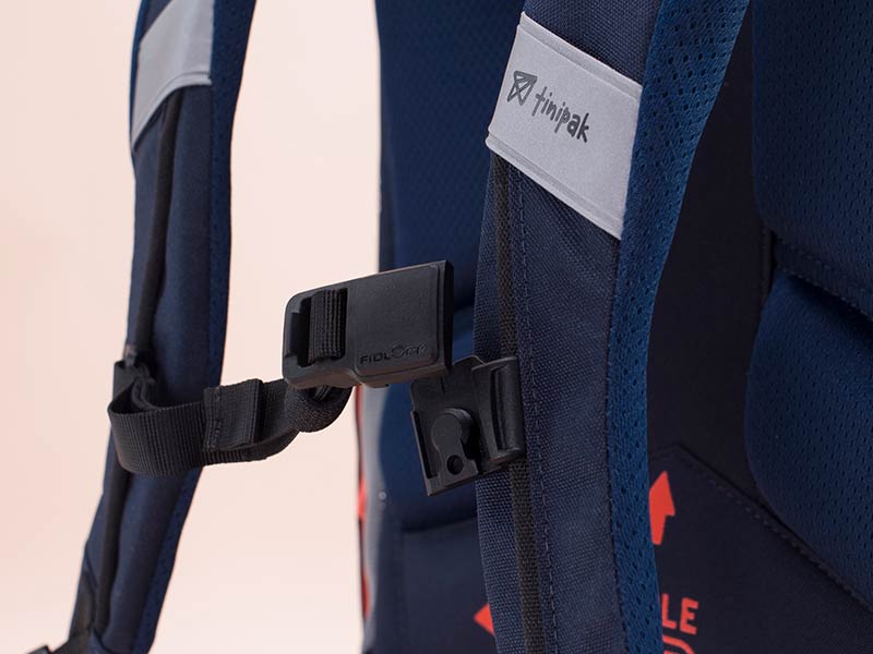 Close-up of the SNAP buckle 15 piping on the shoulder strap of the TiniBox school bag