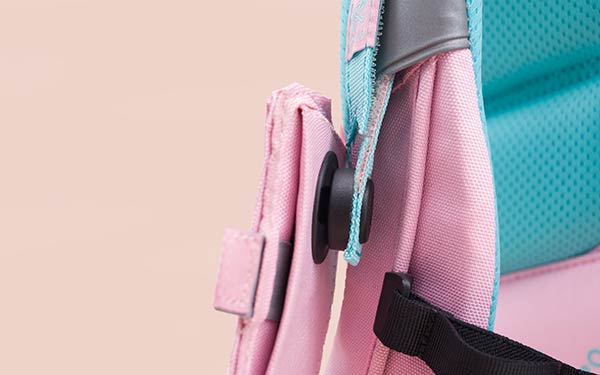 Tinicard connected to shoulder strap with SNAP fasteners by FIDLOCK