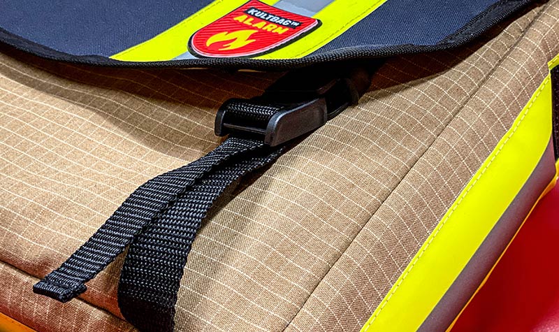 Close-up of the SLIDER 25 on the London 1666 shoulder bag