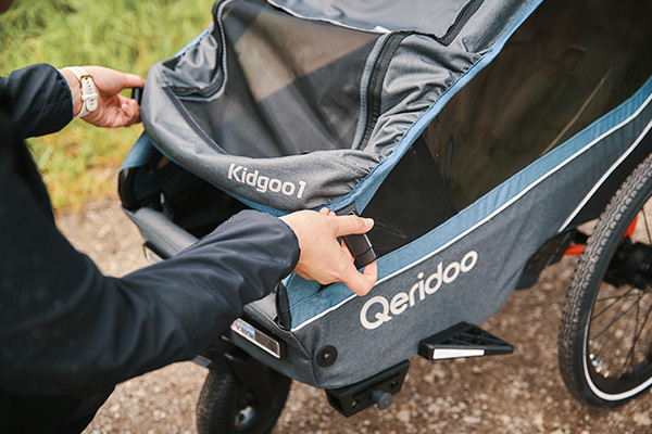 Opening the hood of the KIdgoo1 by Queridoo with FIDLOCK fasteners