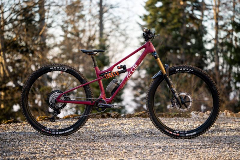 Arc8 Bike with FIDLOCK Bottle