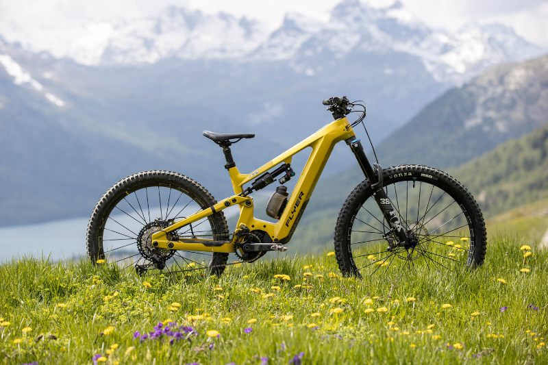 FLYER Bike with FIDLOCK Bottle