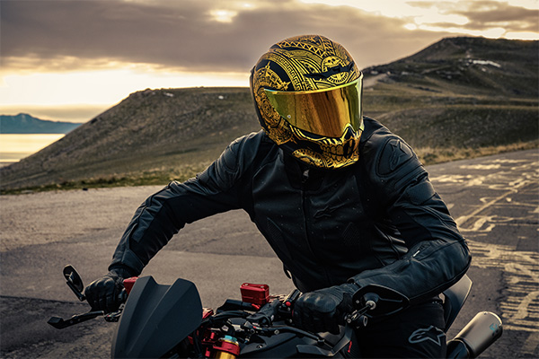 lifeshot of the helmet by ruroc with fidlock buckle close up