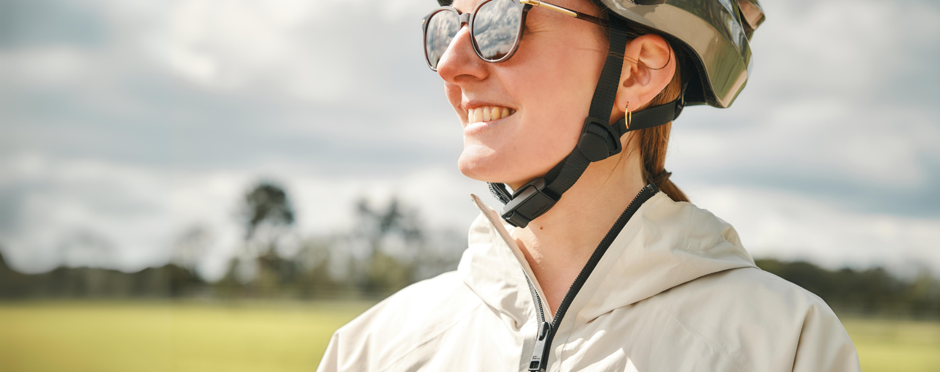 Woman wearing helmet with FIDLOCK buckle