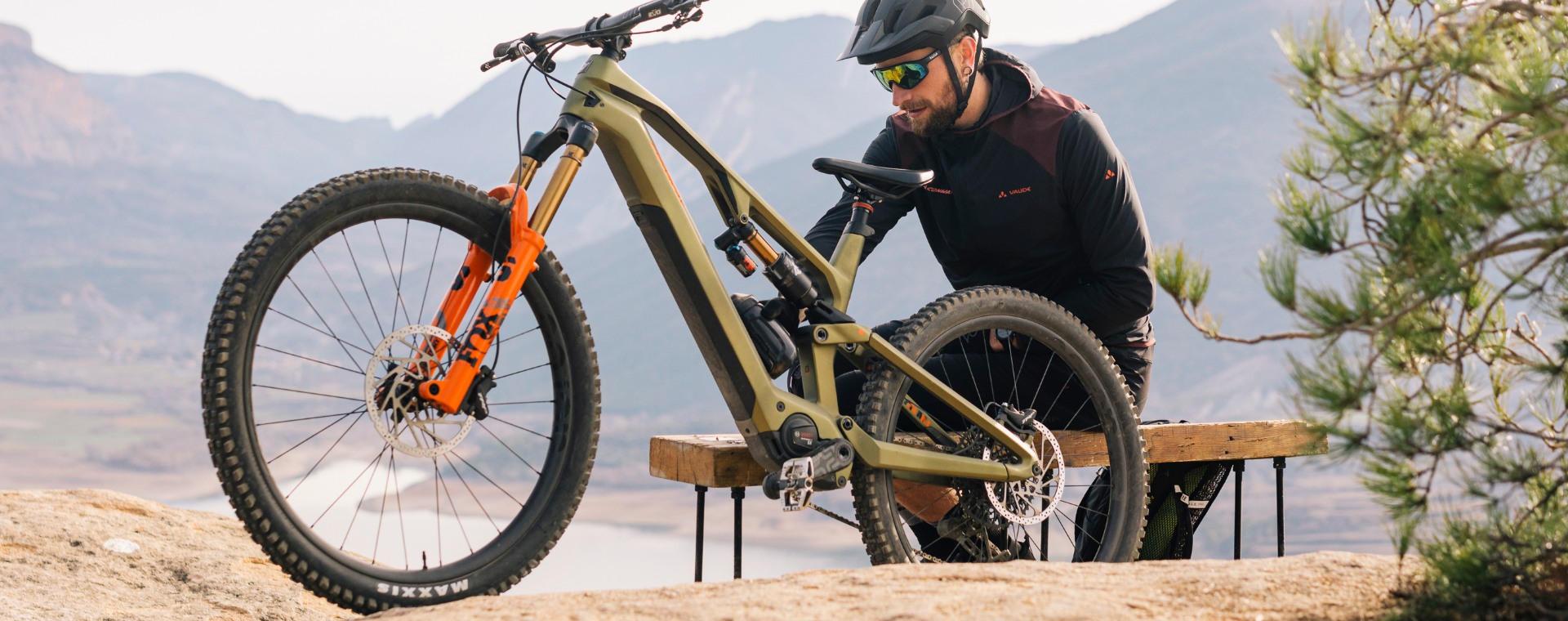 bike with FIDLOCK bottle