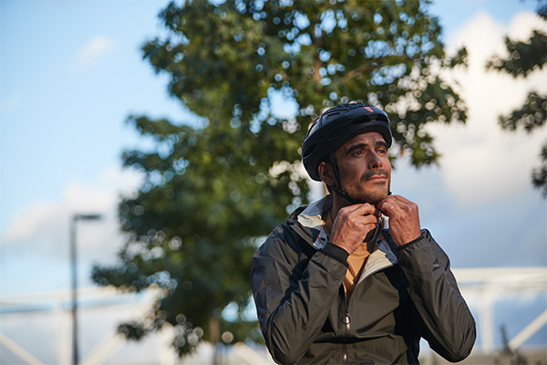 open the fidlock buckle of the Newlane helmet