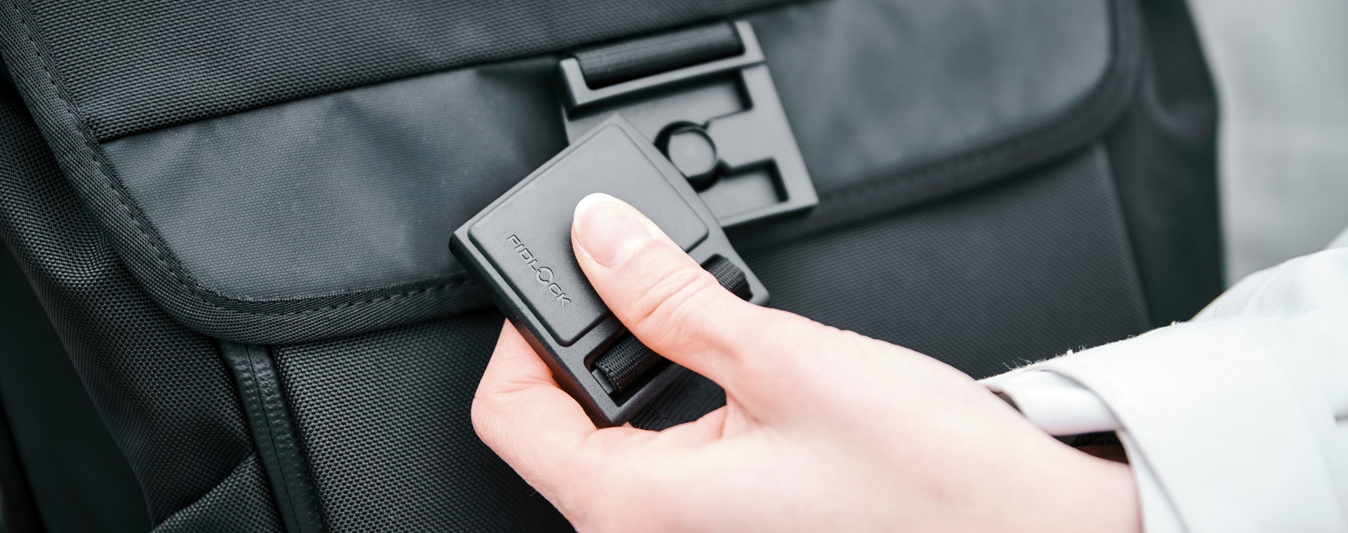 FIDLOCK SNAP buckle on black backpack