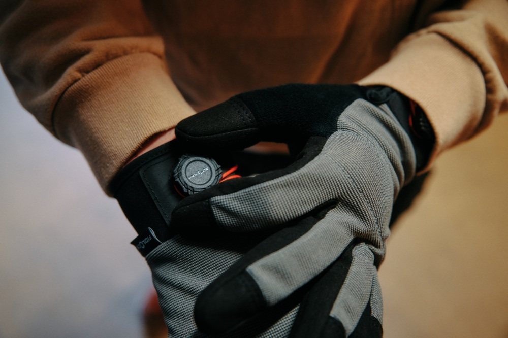 WINCH on gloves
