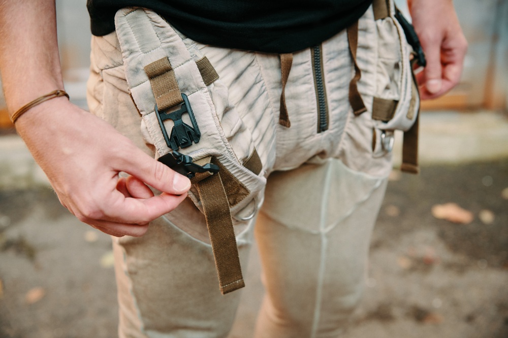 Pants with V-BUCKLE