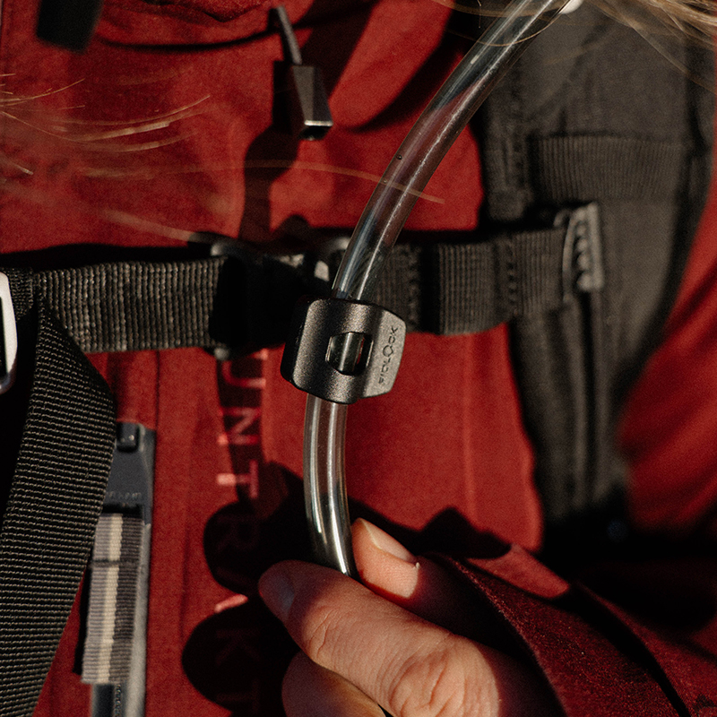 FIDLOCK-tube-clip-kurz-vor-Befestigung