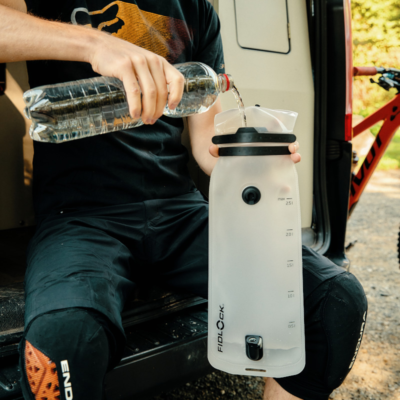FIDLOCK-HERMETIC-hydration-bladder-befüllen-mit-Wasserflasche