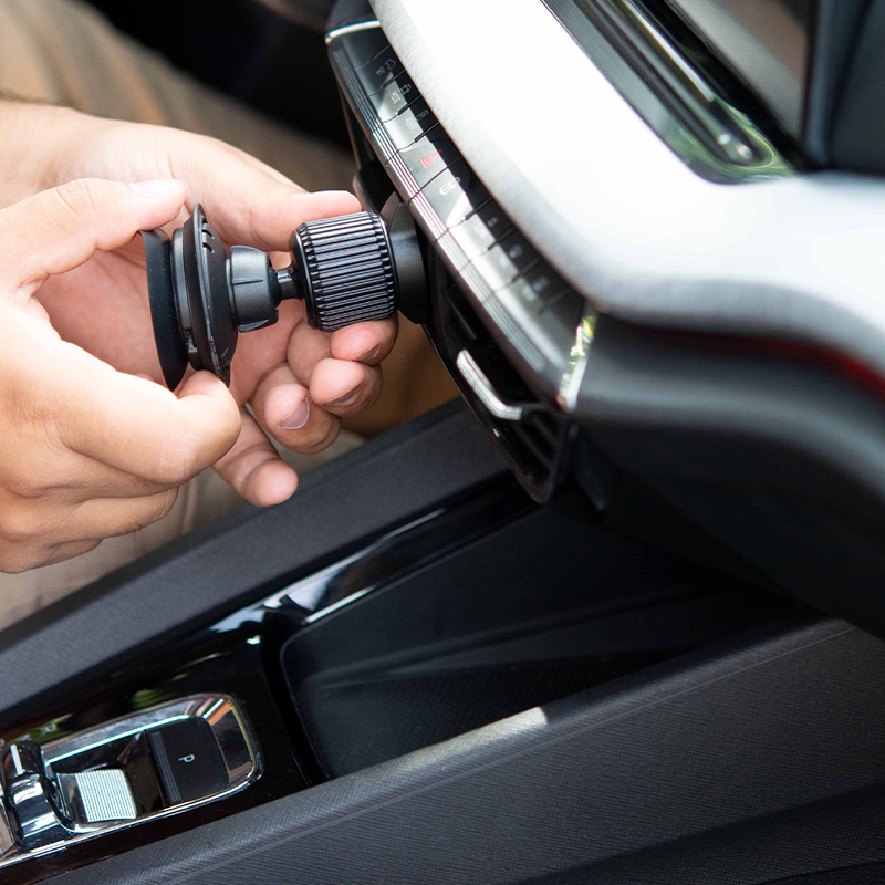 FIDLOCK-VACUUM-car-suction-base-im-Auto-feststellen