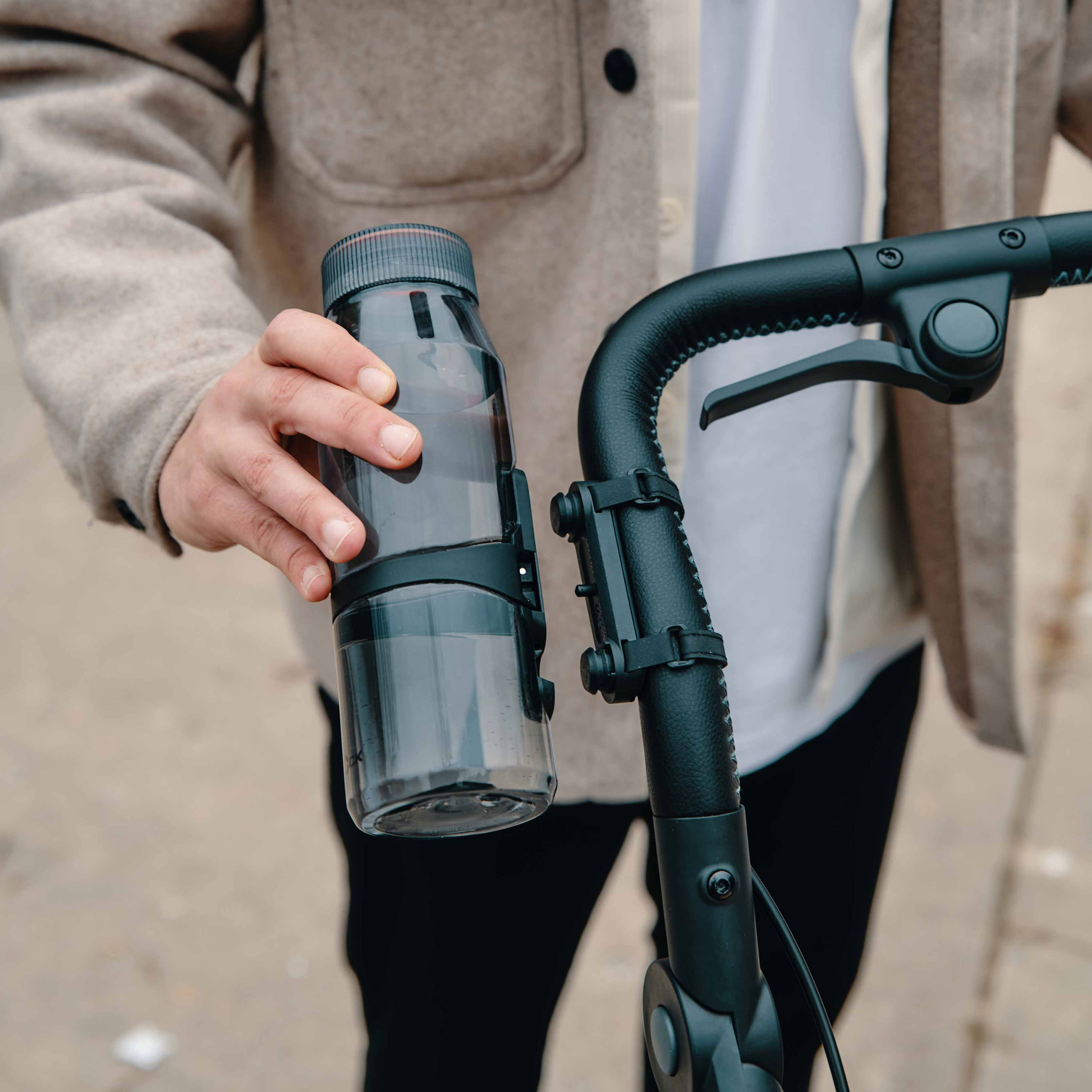 FIDLOCK_TWIST_stroller-base_mit-TWIST-bottle-700-life