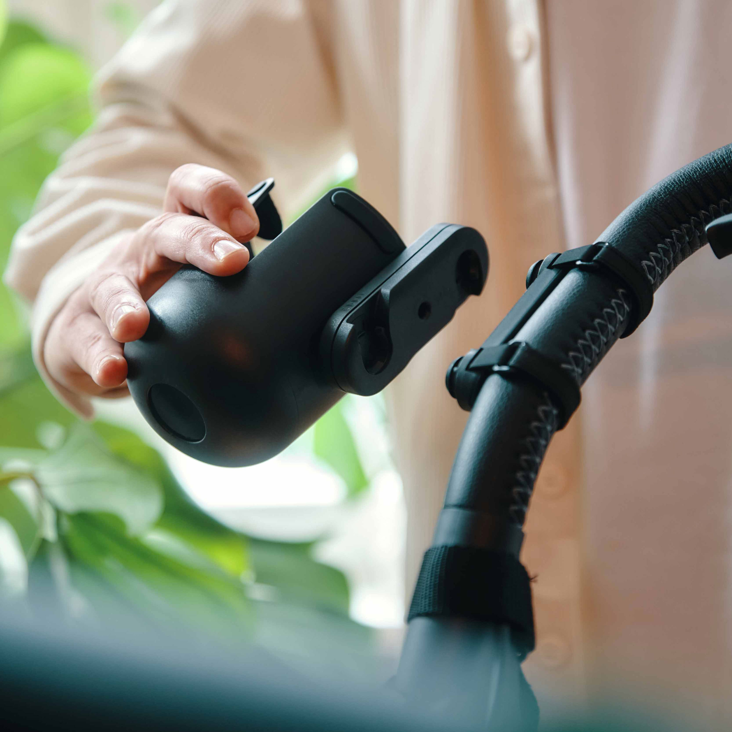 FIDLOCK_TWIST_cup holder-am-Kinderwagen-vorgehalten
