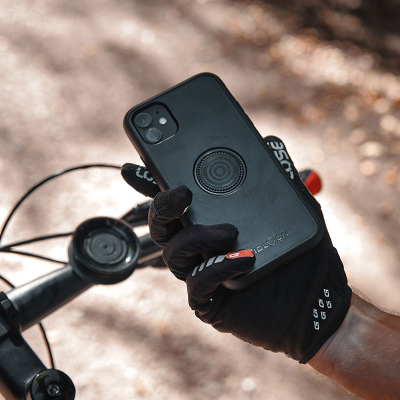 FIDLOCK-VACUUM-handlebar-base-outdoor-handy-im-vordergrund