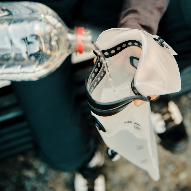 FIDLOCK-HERMETIC-hydration-bladder-Befüllen-mit-Wasserflasche