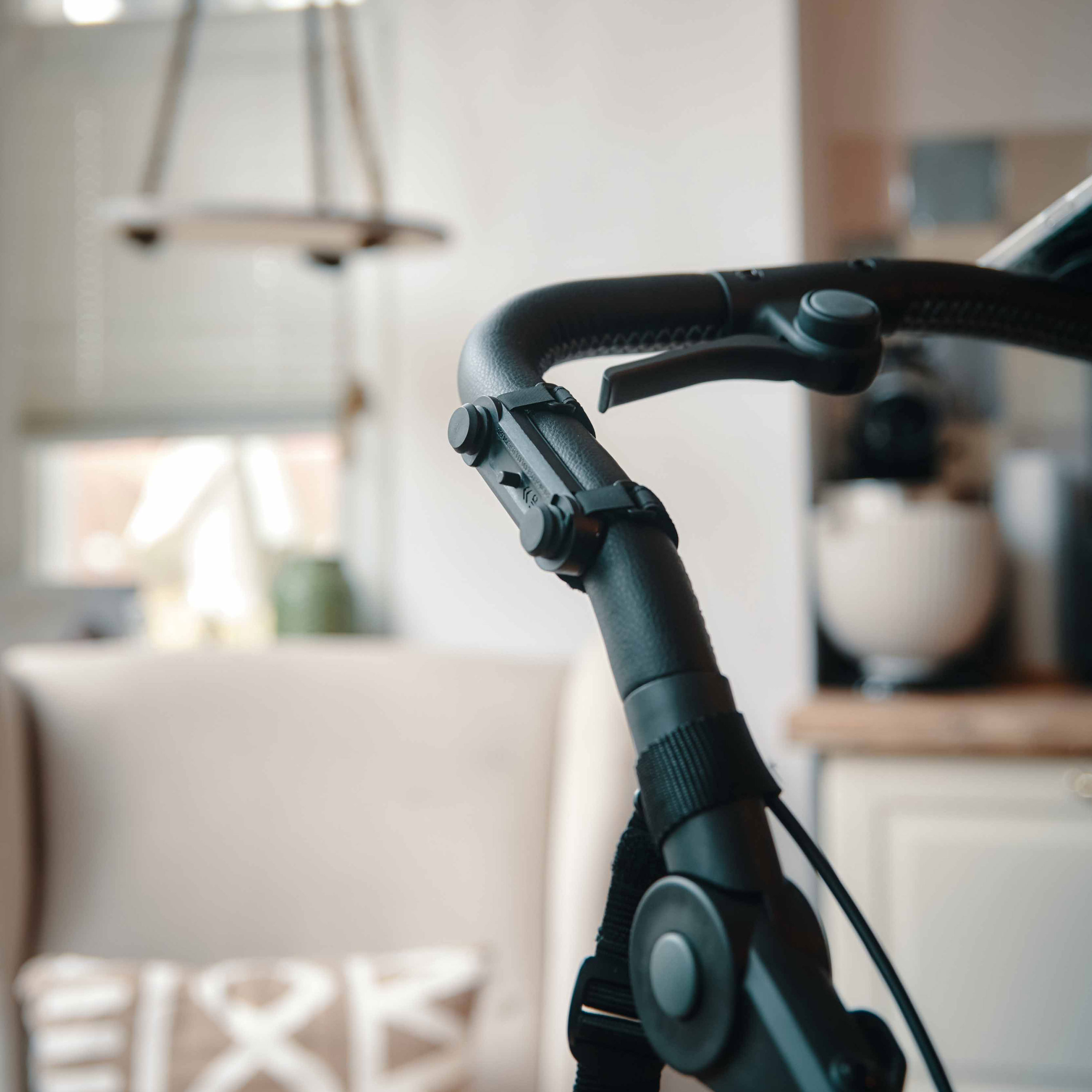 FIDLOCK_TWIST_stroller-base_befestigt-seitlich-im-Haus