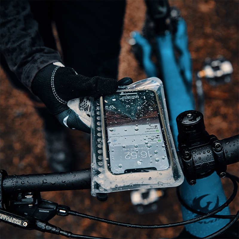 FIDLOCK-VACUUM-uni-phone-case-in-der-hülle-fahrrad-am-lenker-von-oben