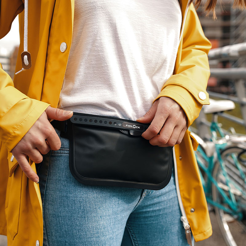 FIDLOCK-HERMETIC-sling-bag-schwarz-outdoor-frau-umgeschnallt-um-die-hüfte