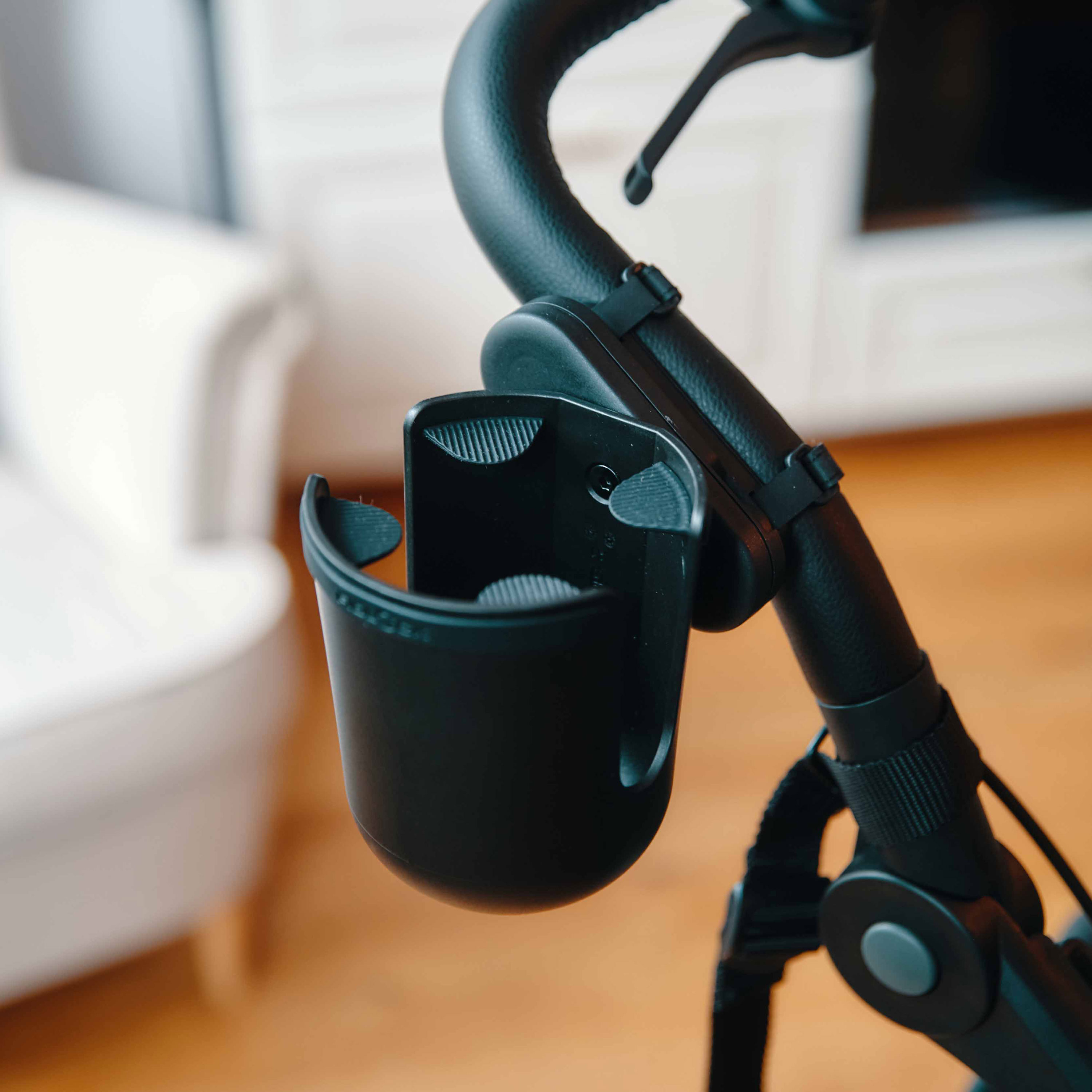 FIDLOCK_TWIST_cup holder-am-Kinderwagen-befestigt