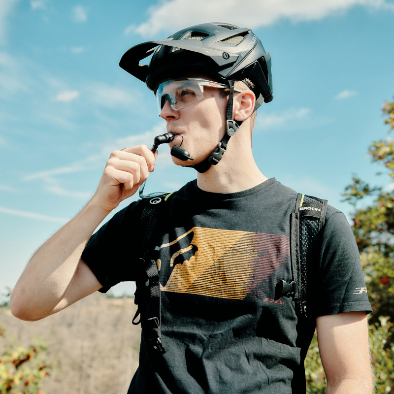 FIDLOCK-HERMETIC-hydration-bladder-beim-trinken