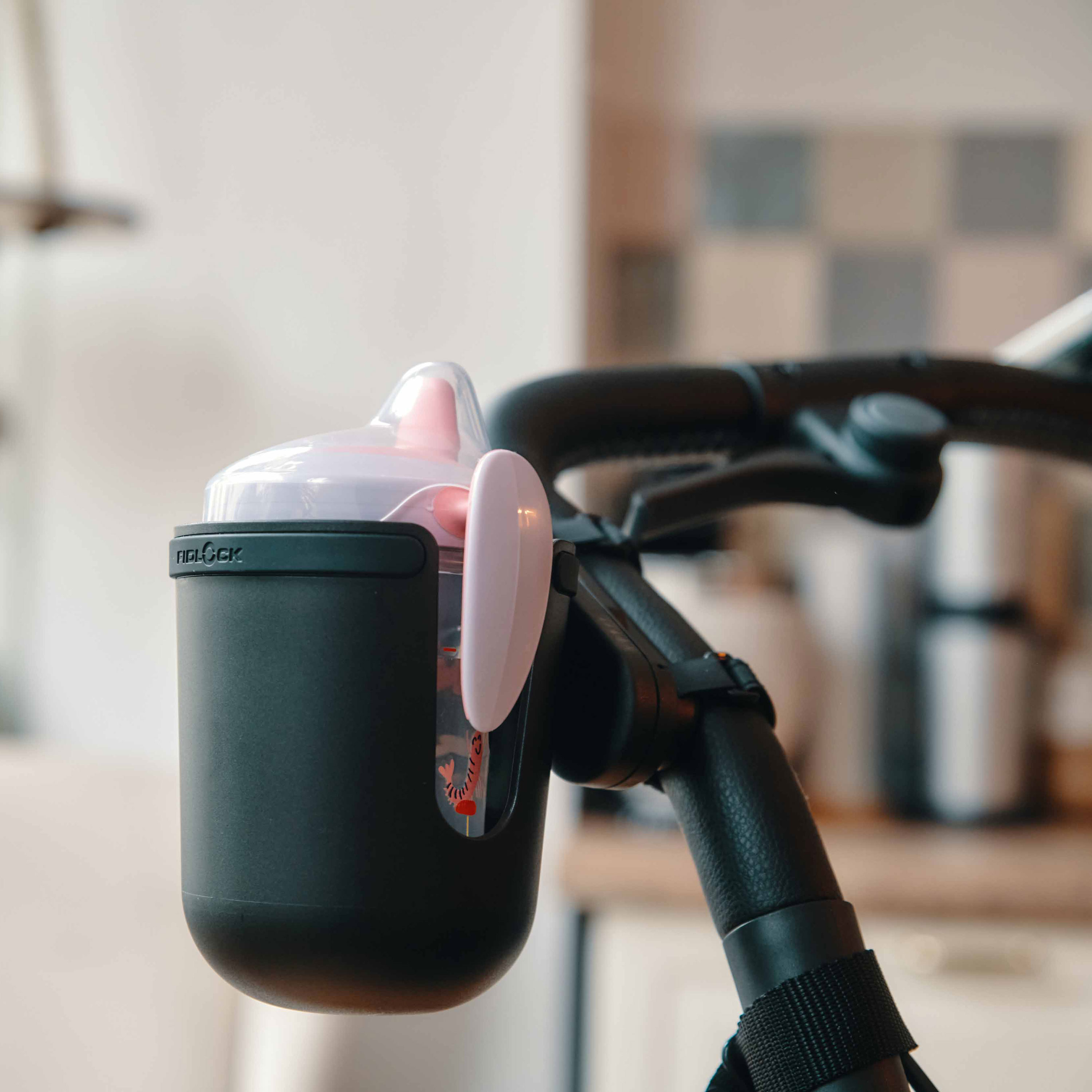 FIDLOCK_TWIST_cup holder-am-Kinderwagen-mit-Kinderbecher-drin