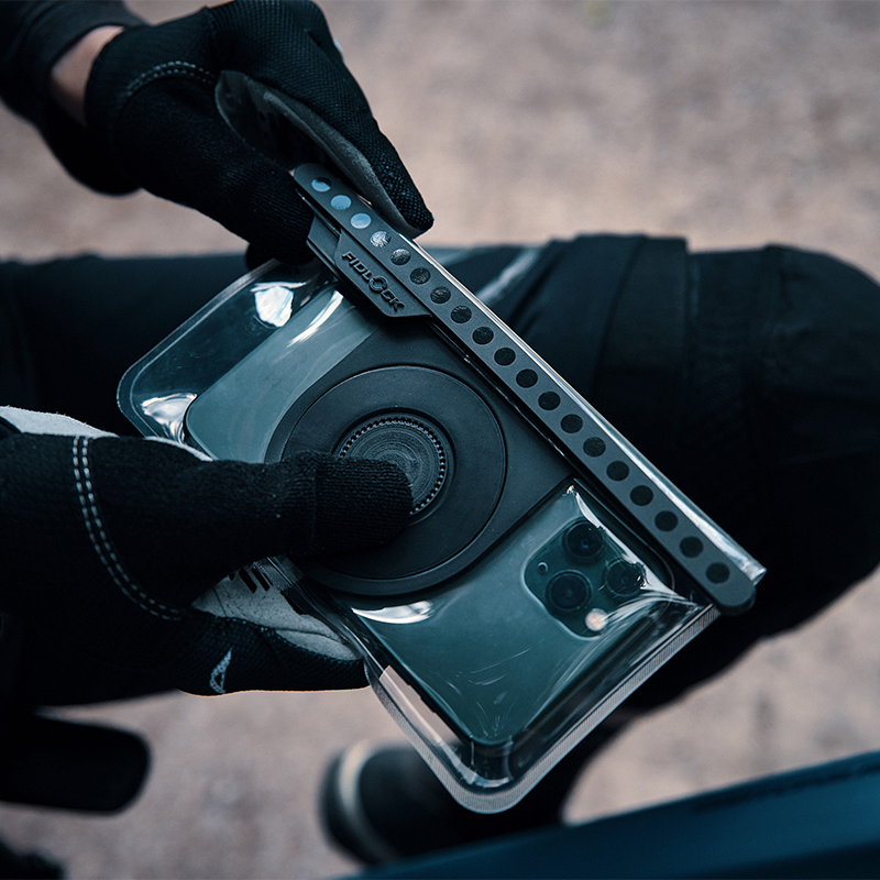 FIDLOCK-VACUUM-uni-phone-case-in-der-hülle-fahrrad-geschlossene-hülle