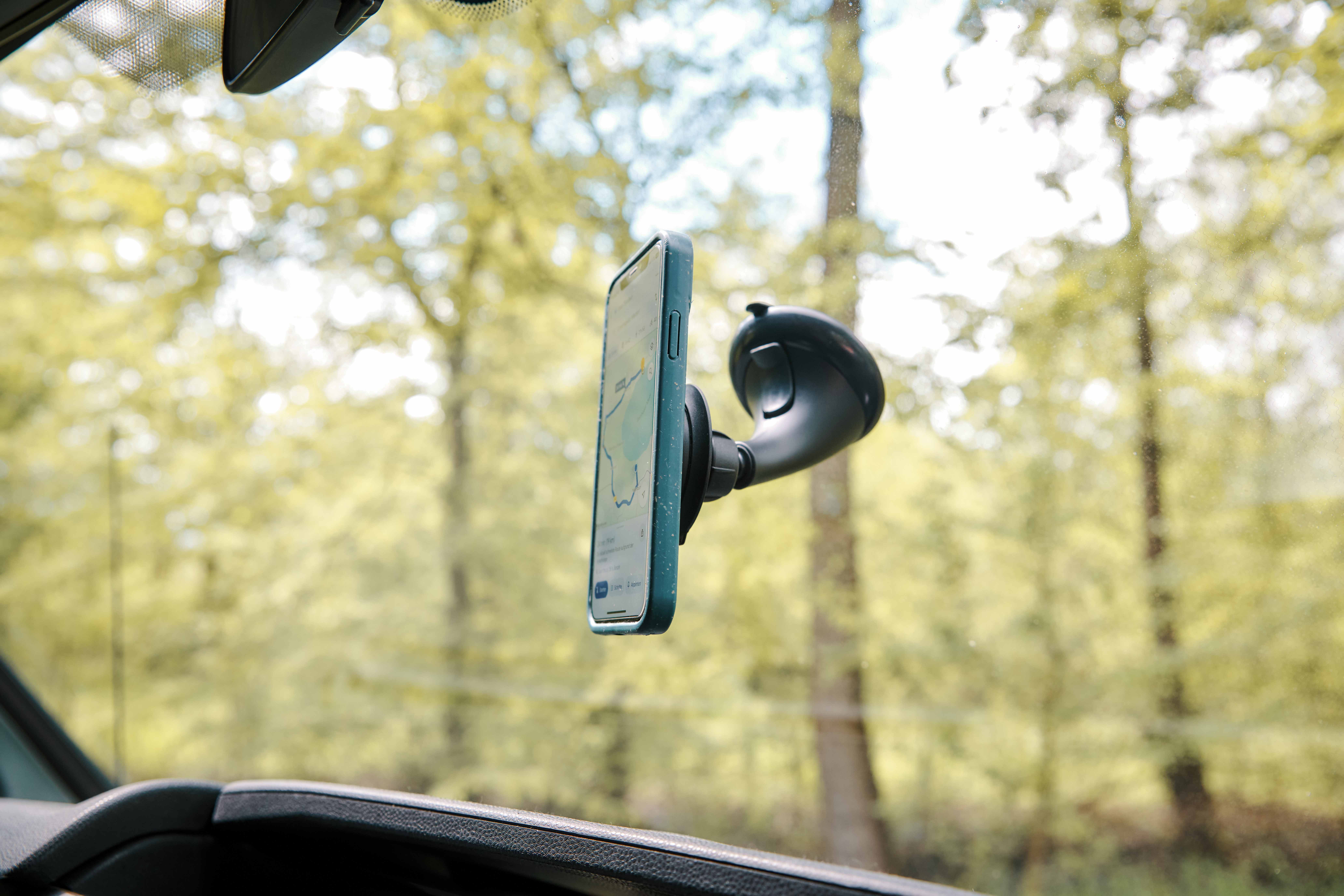 FIDLOCK-VACUUM-car-suction-base-im-Camper-mit-befestigtem-Handy