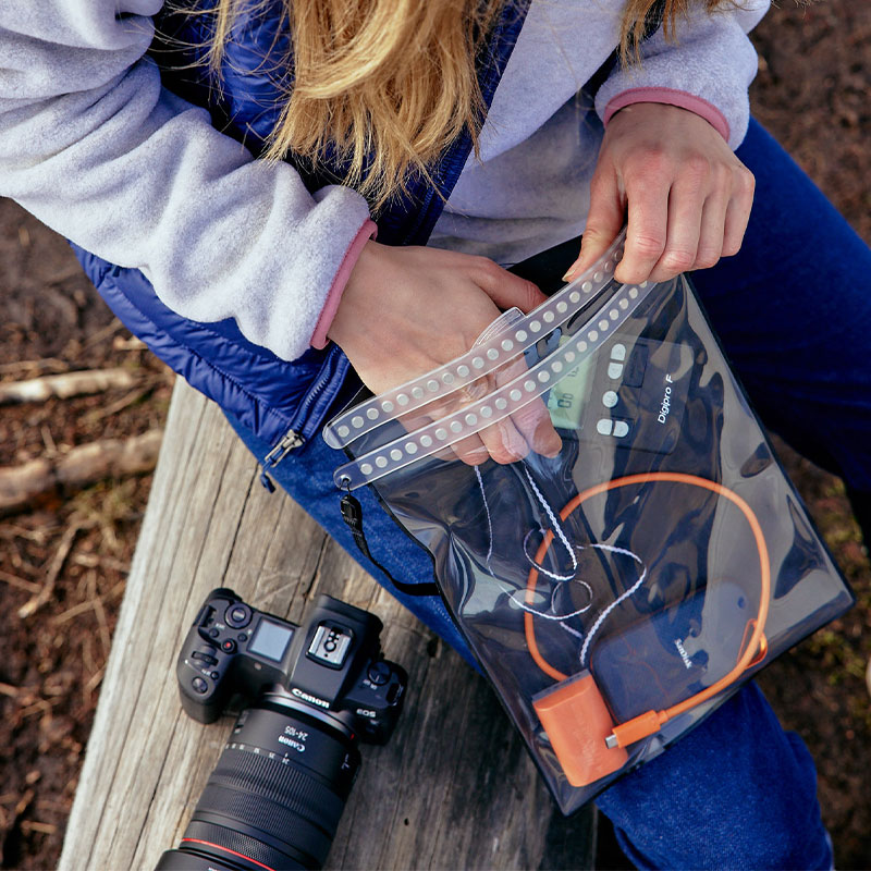 FIDLOCK-HERMETIC-dry-bag-mega-outdoor-Harz-Photo-transparent-schwarz-öffnung-hand-greift-in-tasche
