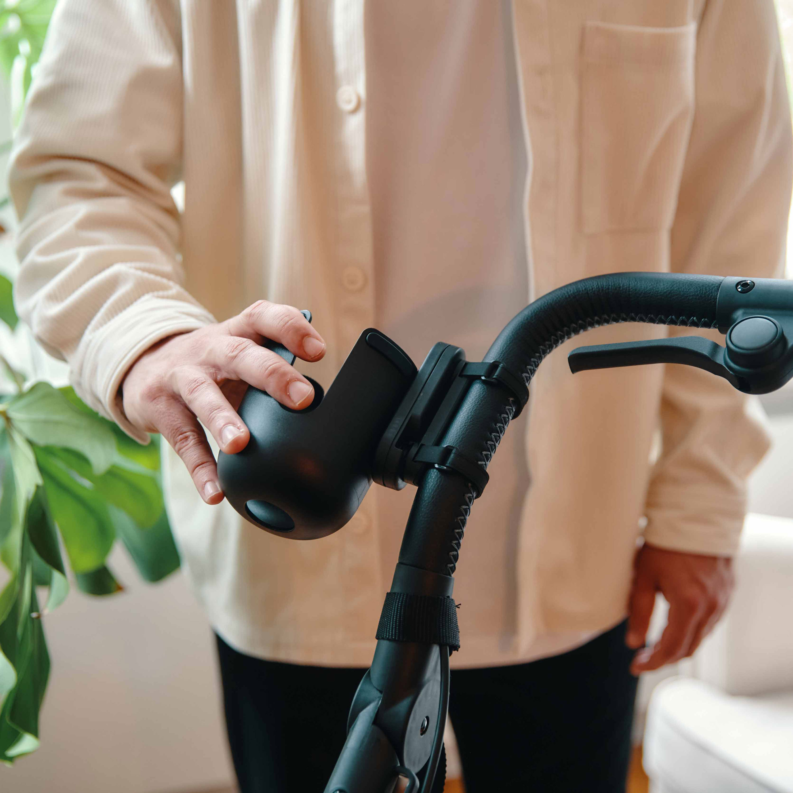 FIDLOCK_TWIST_cup holder-am-Kinderwagen-befestigt-mit-Hand-zum-verstellen-seitlich-befestigt
