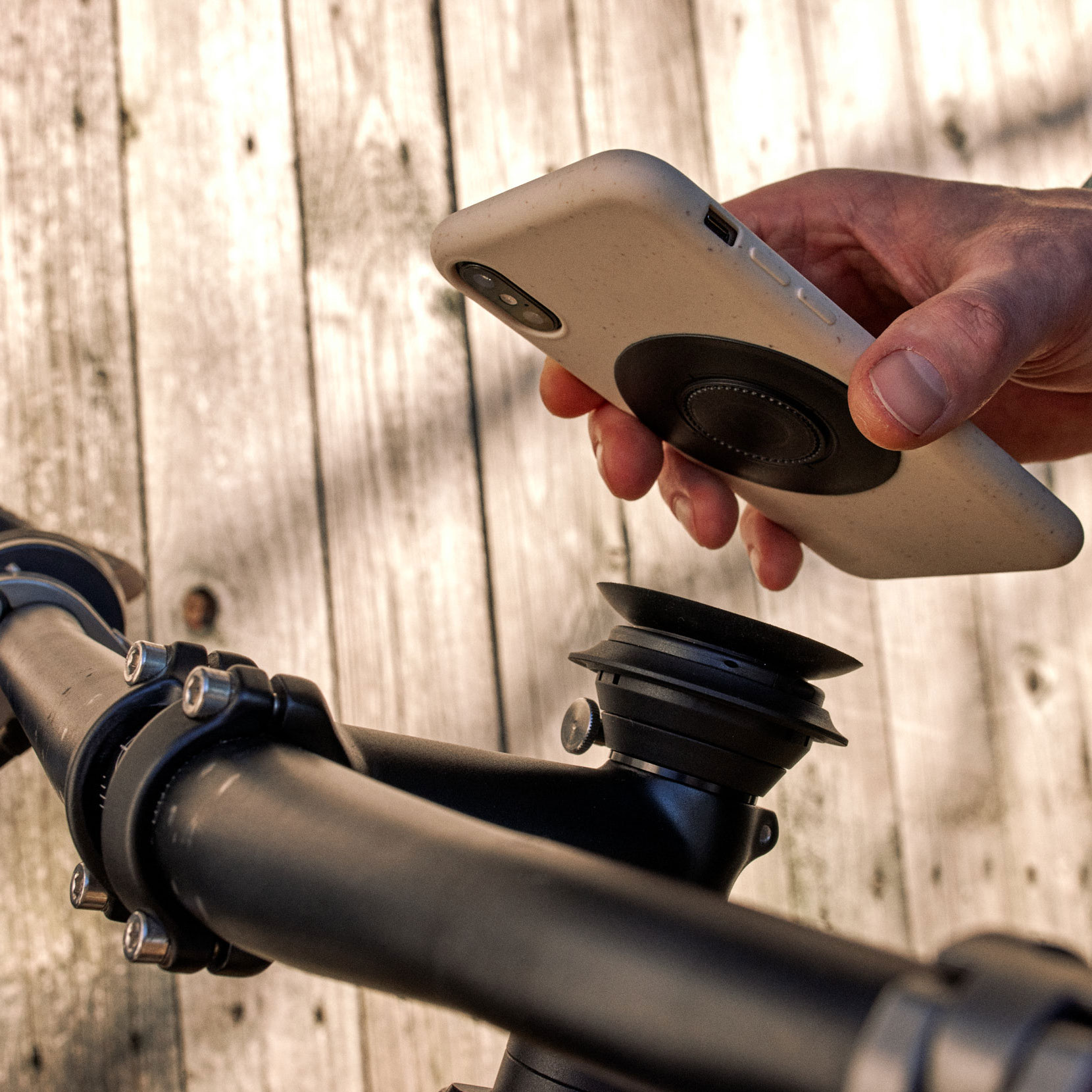 FIDLOCK-VACUUM-uni-phone-patch-location-schwebend-über-base-am-lenkrad-fahrrad