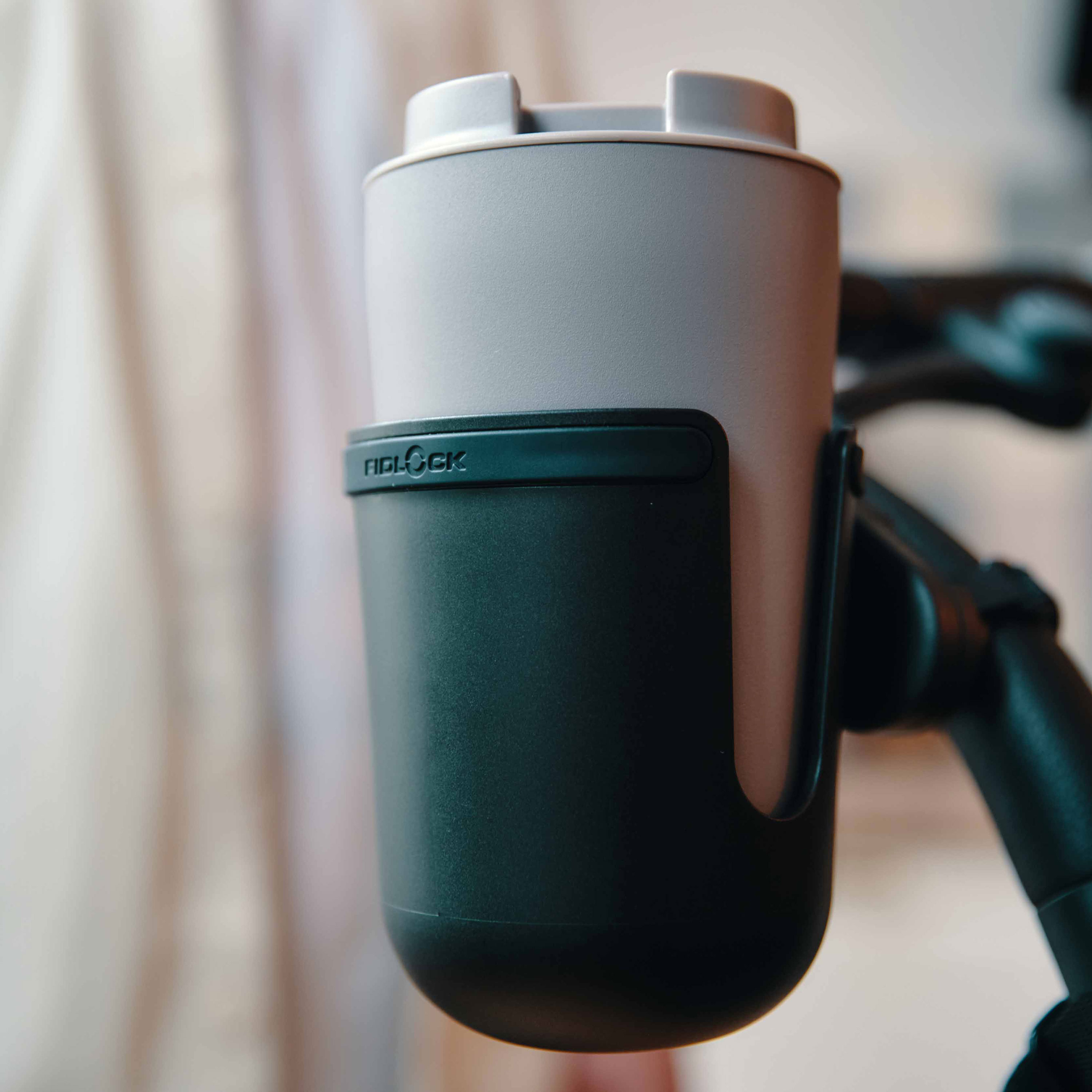 FIDLOCK_TWIST_cup holder-am-Kinderwagen-mit-Kaffeebecher-drin