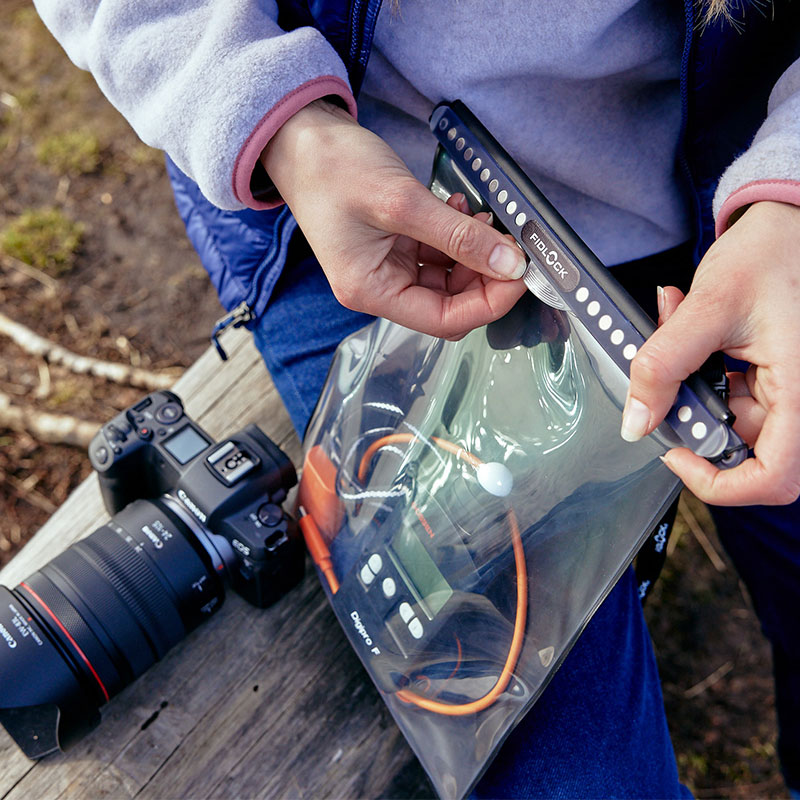 FIDLOCK-HERMETIC-dry-bag-mega-outdoor-Harz-Photo-transparent-schwarz-magnetreihe-verschlossen