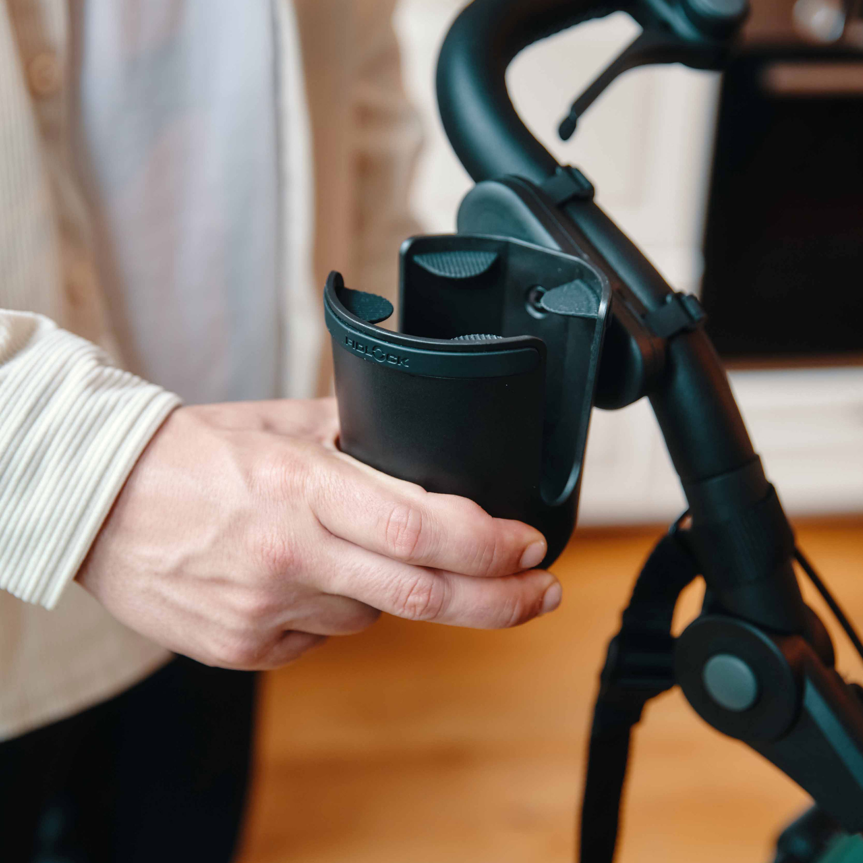FIDLOCK_TWIST_cup holder-am-Kinderwagen-befestigt-mit-Hand-zum-verstellen