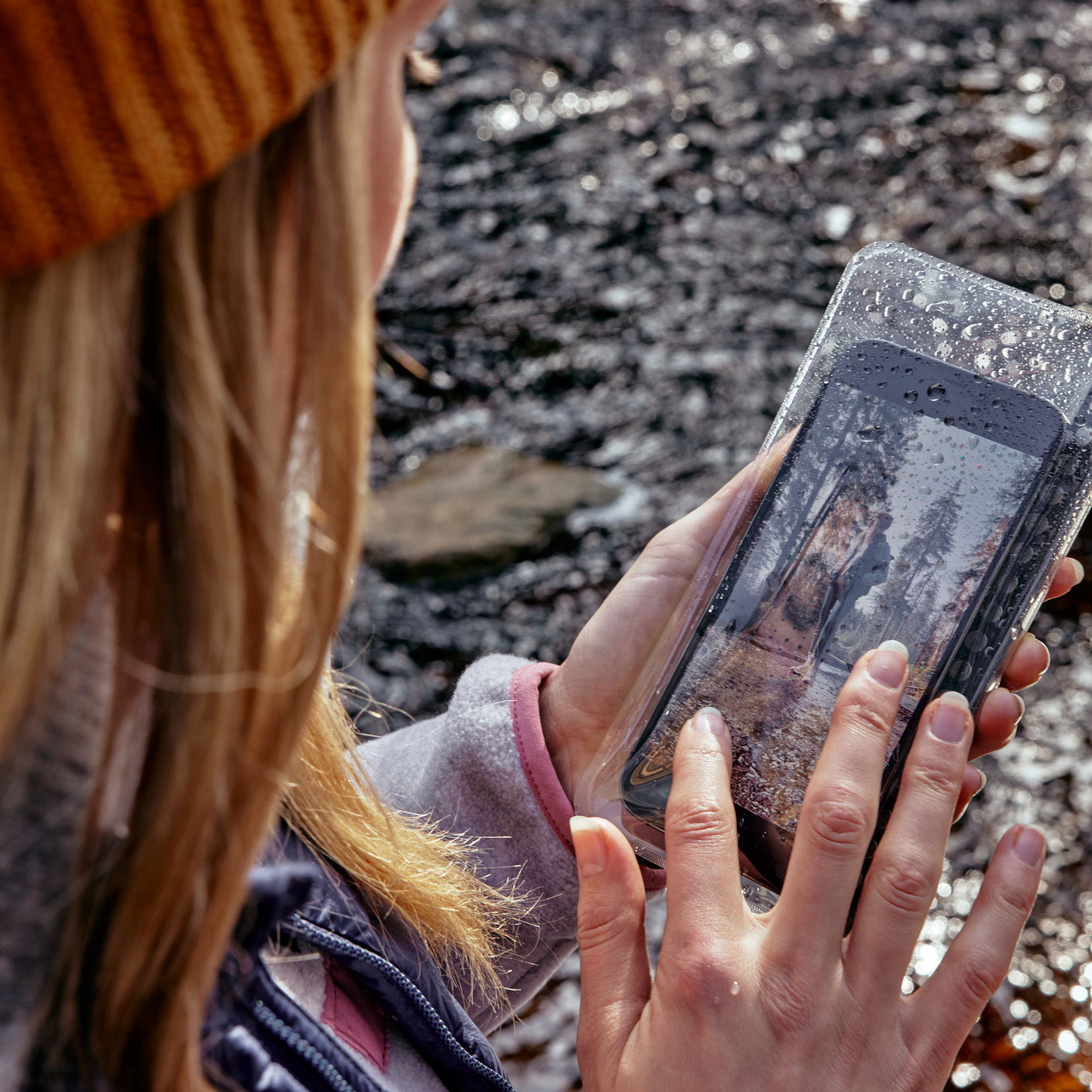 FIDLOCK-VACUUM-uni-phone-case-location-harz-touch-funktion-bei-regen