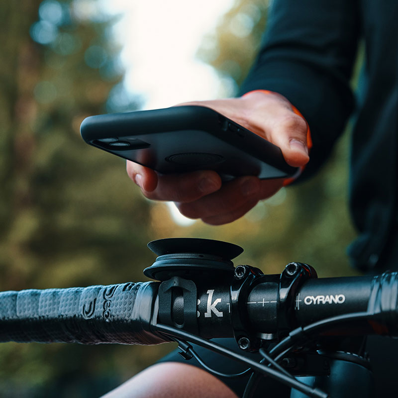 FIDLOCK-VACUUM-handlebar-base-outdoor-hand-hält-handy-über-der-base