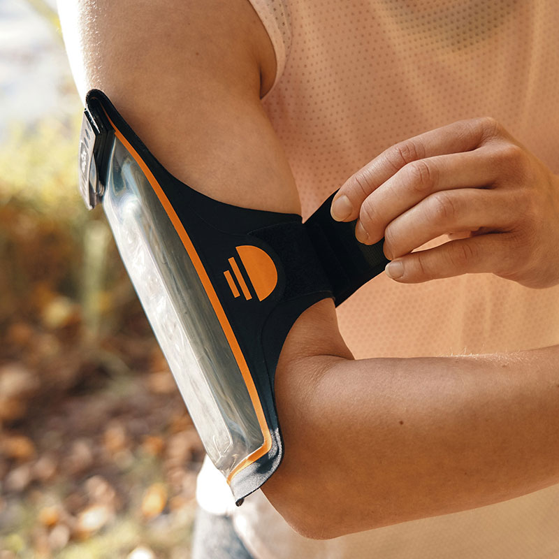 FIDLOCK-HERMETIC-armband-outdoor-umgeschnallt-um-den-arm