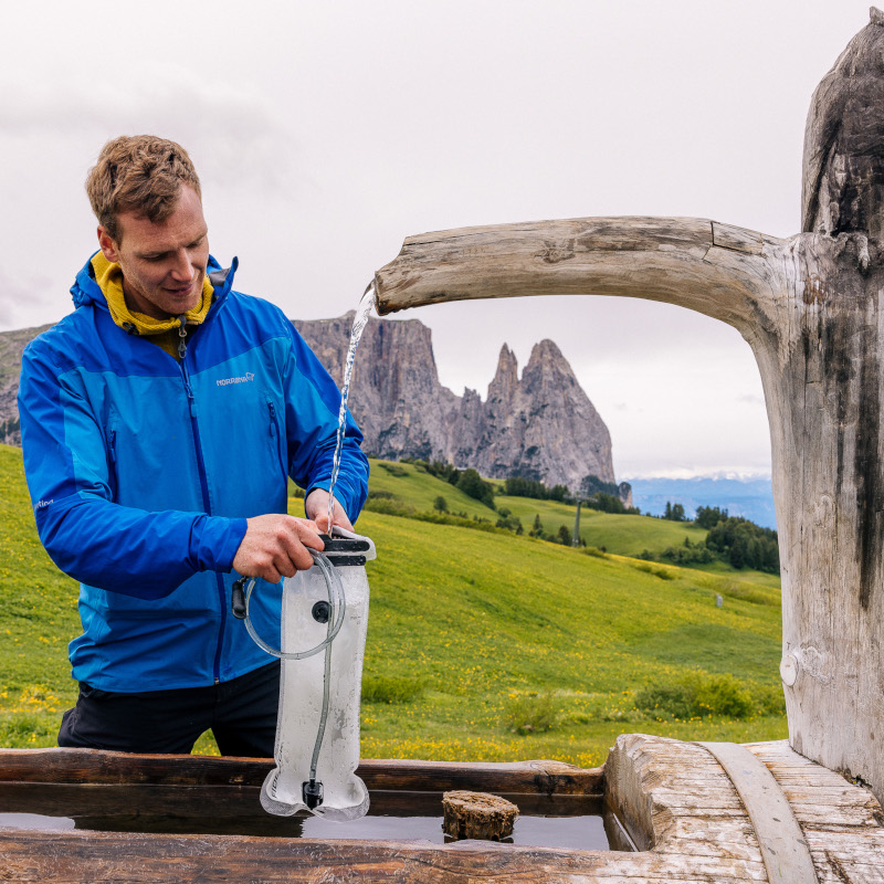 FIDLOCK-HERMETIC-hydration-bladder-Befüllen-am-Brunnen